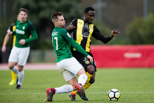 Jablonecs Jakub Povazanec i kamp om bollen med Hammarbys