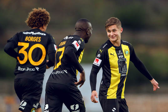 Hammarbys Leo Bengtsson jublar med lagkamrater