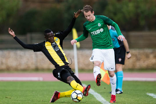 Hammarbys Kossounou Odilon i kamp om bollen med Jablonecs