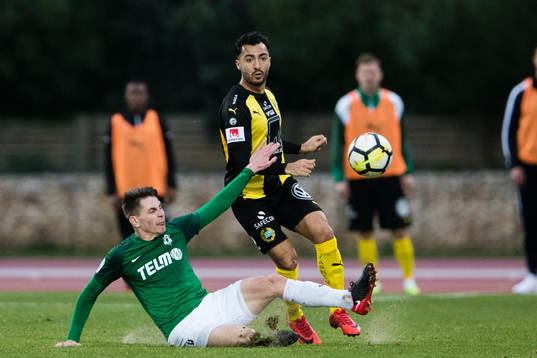 Jablonecs Lukas Masopust i kamp om bollen med Hammarbys