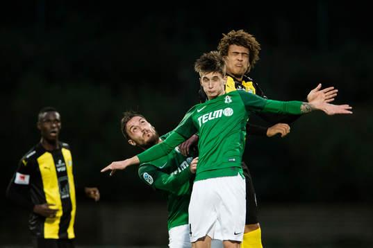 Hammarbys Neto Borges i en nickduell med Jablonecs Martin
