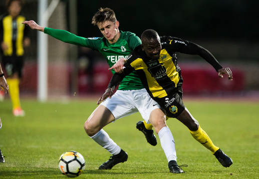 Jablonecs Dominik Plestil i kamp om bollen med Hammarbys Pa