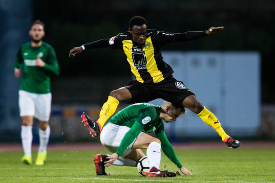 Hammarbys Gershon Koffie i kamp om bollen med Jablonecs