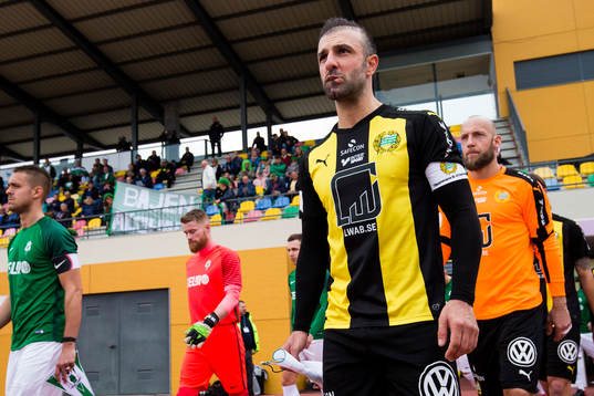 Hammarbys Kennedy Bakircioglu på väg in på plan