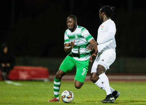 Shamrock Rovers Dan Carr i kamp om bollen med Dalkurds