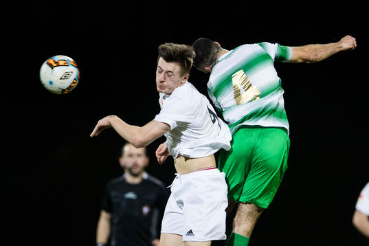 Dalkurds Leonard Pllana i en nickduell med Shamrock Rovers