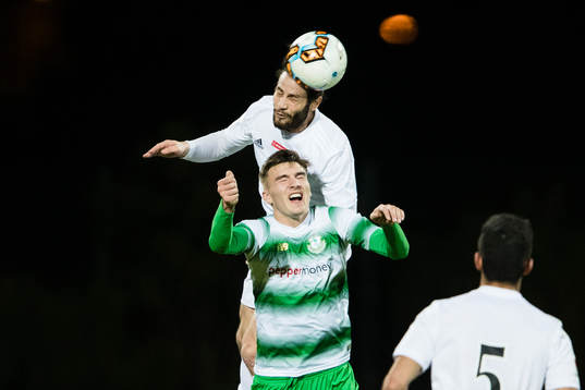 Dalkurds Alex De John i en nickduell med Shamrock Rovers