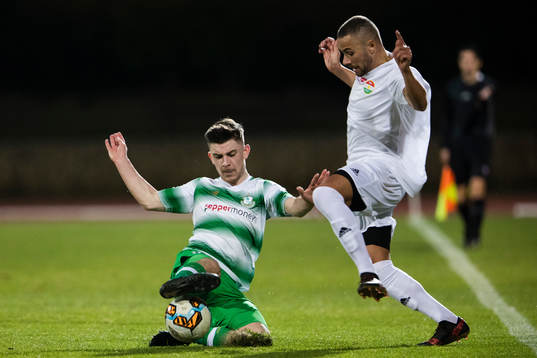 Shamrock Rovers Aaron Bolger i kamp om bollen med Dalkurds