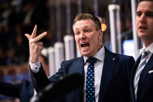 Linköpings assisterande tränare Johan Åkerman reagerar