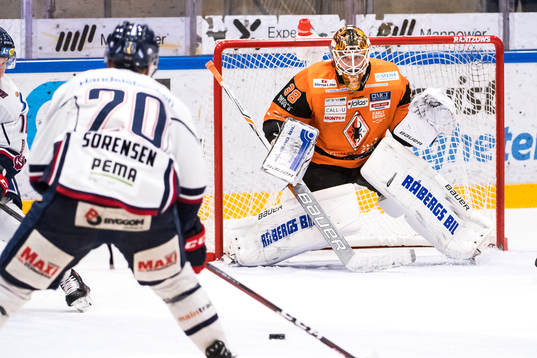 Linköpings Nick Sörenssen  oroar framför Karlskronas