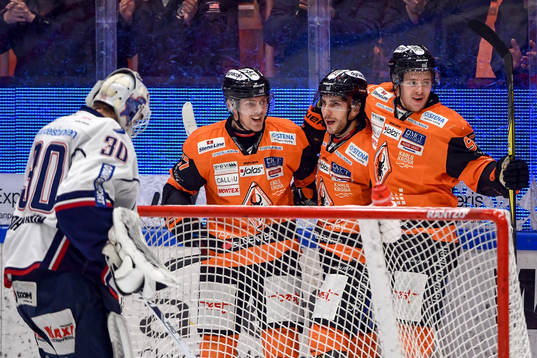 Karlskronas Konstantin Komarek jublar med lagkamrater