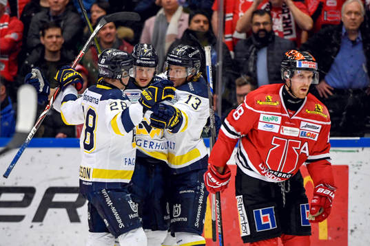 s Max Wärn jublar med lagkamrater