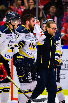 s Marc Zanetti blöder från ansiktet