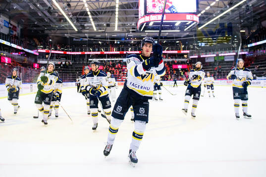s Pierre Engvall jublar och tackar publiken