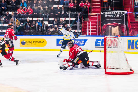 s David Gustafsson jublar när han gör 0-1 och Örebros