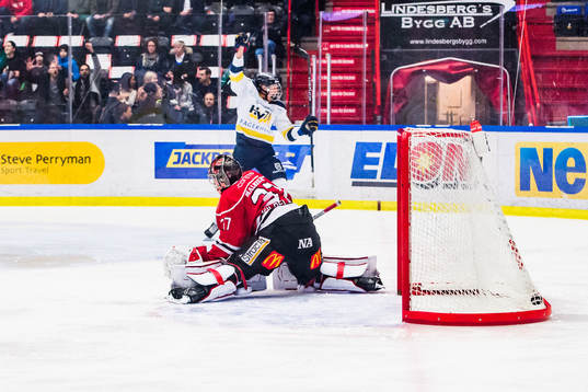 s David Gustafsson jublar när han gör 0-1 och Örebros