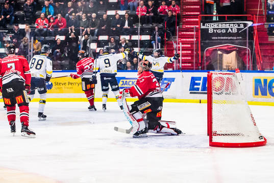 s David Gustafsson jublar när han gör 0-1 och Örebros