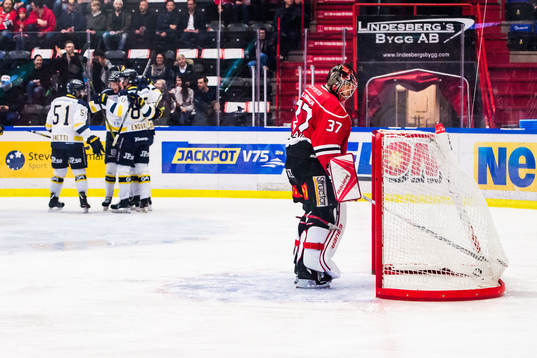 s David Gustafsson jublar med lagkamrater