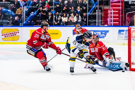 s Mattias Tedenby och Örebros målvakt Eero Kilpeläinen