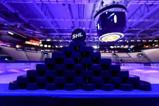 Puckar uppradade före ishockeymatchen i SHL mellan Växjö