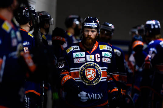 Växjös Liam Reddox på väg ut till värmningen före