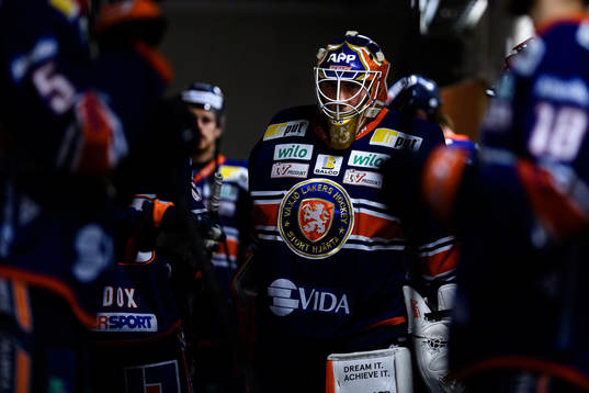 Växjös målvakt Viktor Andrén på väg ut till