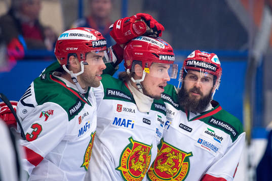 Moras Robin Johansson jublar med lagkamrater