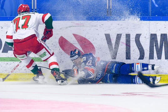 Växjös Janne Pesonen faller och får en snödusch av