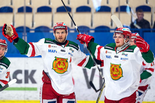 Moras Matt Bailey jublar med lagkamrater