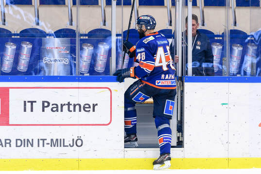 Växjös Daniel Rahimi på väg ut i utvisningsbåset
