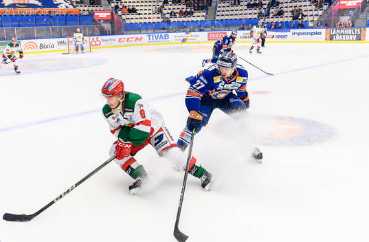 Moras Robin Johansson jagas av Växjös Martin Lundberg