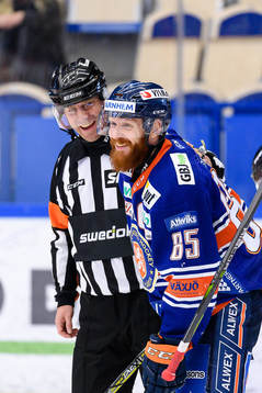 Domare Sören Persson och Växjös Liam Reddox skrattar