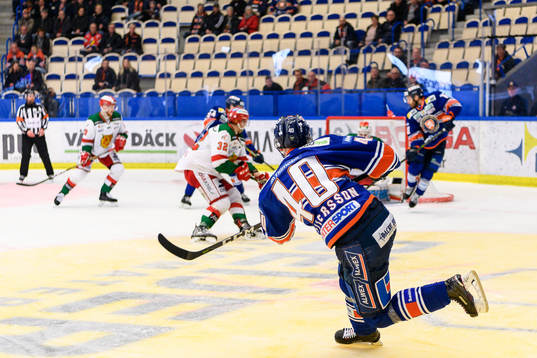 Växjös Elias Pettersson skjuter mot mål