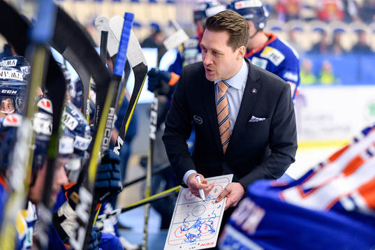 Växjös tränare Sam Hallam med taktiktavla