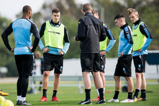 Malmö FFs tränare Magnus Pehrsson instruerar Carlos