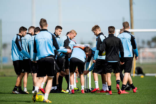Malmö FFs spelare dricker vatten