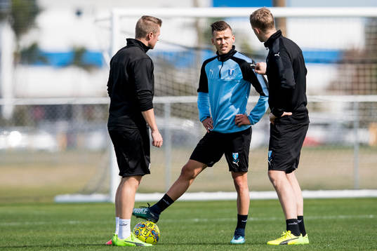 Malmö FFs Arnór Ingvi Traustason pratar med sjukgymnast