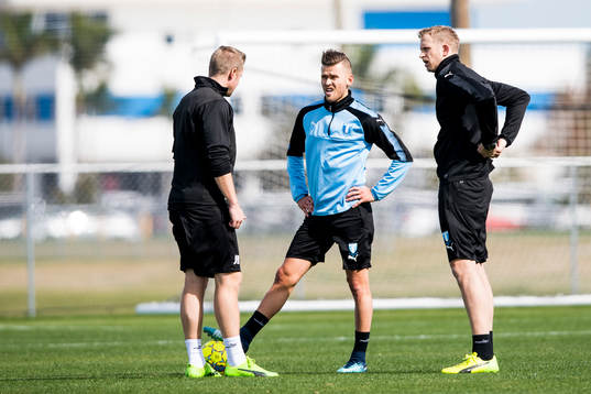 Malmö FFs Arnór Ingvi Traustason pratar med sjukgymnast