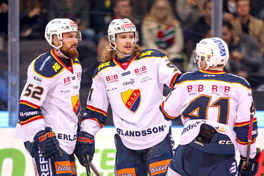 Djurgårdens Axel Jonsson Fjällby jublar med lagkamrater
