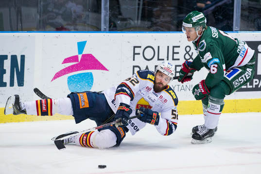 Djurgårdens Mikael Ahlén faller