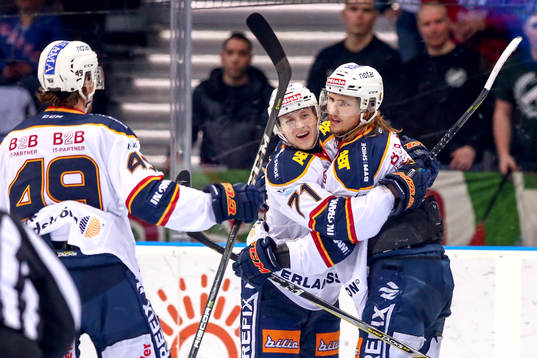 Djurgårdens Axel Jonsson Fjällby jublar med lagkamrater