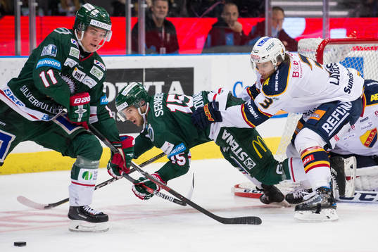 Djurgårdens William Lagesson tacklar Frölundas Matt