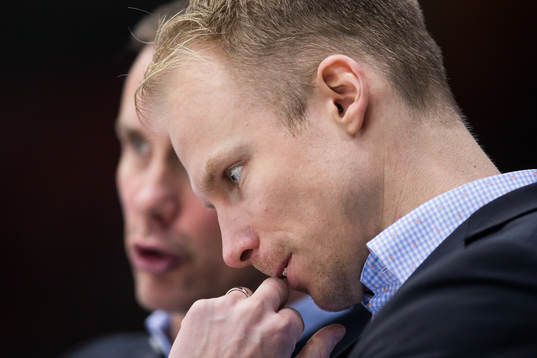 Frölundas assisterande tränare Johan Lundskog lyssnar på