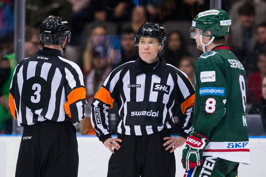 Domare Linus Öhlund och Domare Tobias Björk pratar med