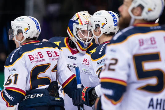 Djurgårdens målvakt Adam Reideborn omfamnas av lagkamrater