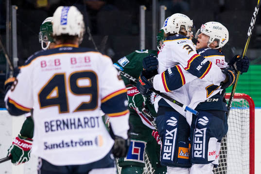 Djurgårdens Patrik Lundh jublar och omfamnas av William