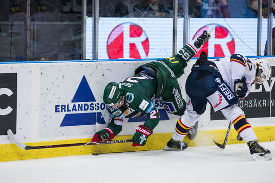 Frölundas Ponthus Westerholm tacklas omkull av