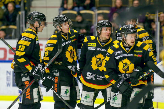 Skellefteås Jesper Olofsson jublar med lagkamrater