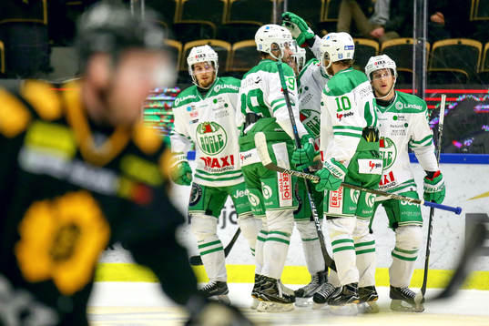 Rögles Alexander Younan jublar med lagkamrater