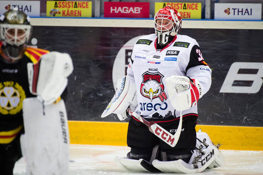 Malmö Redhawks målvakt Jonas Gunnarsson före
